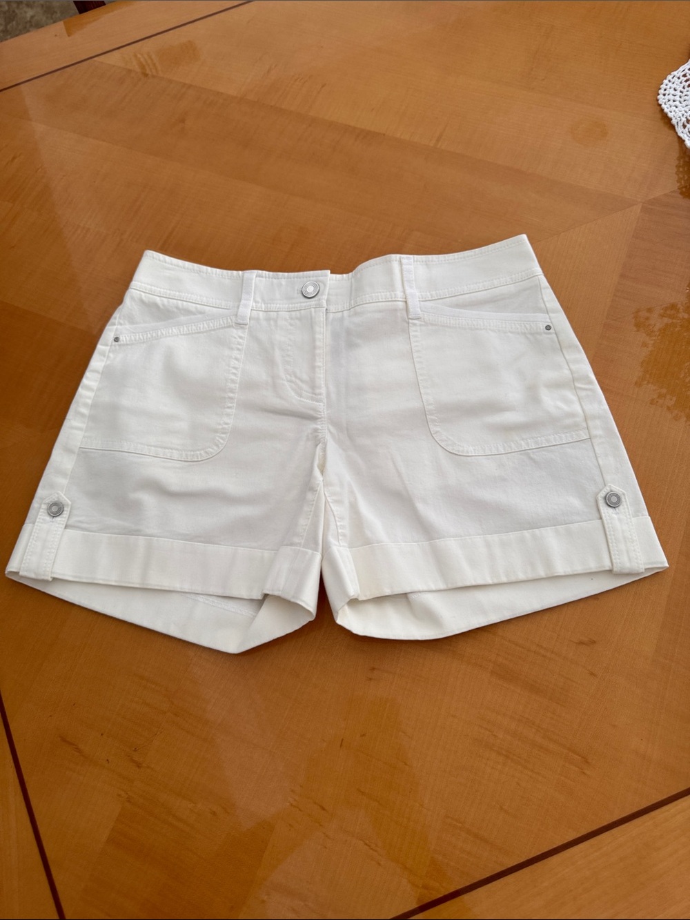White House black market Women's White Casual Pocket Shorts size s